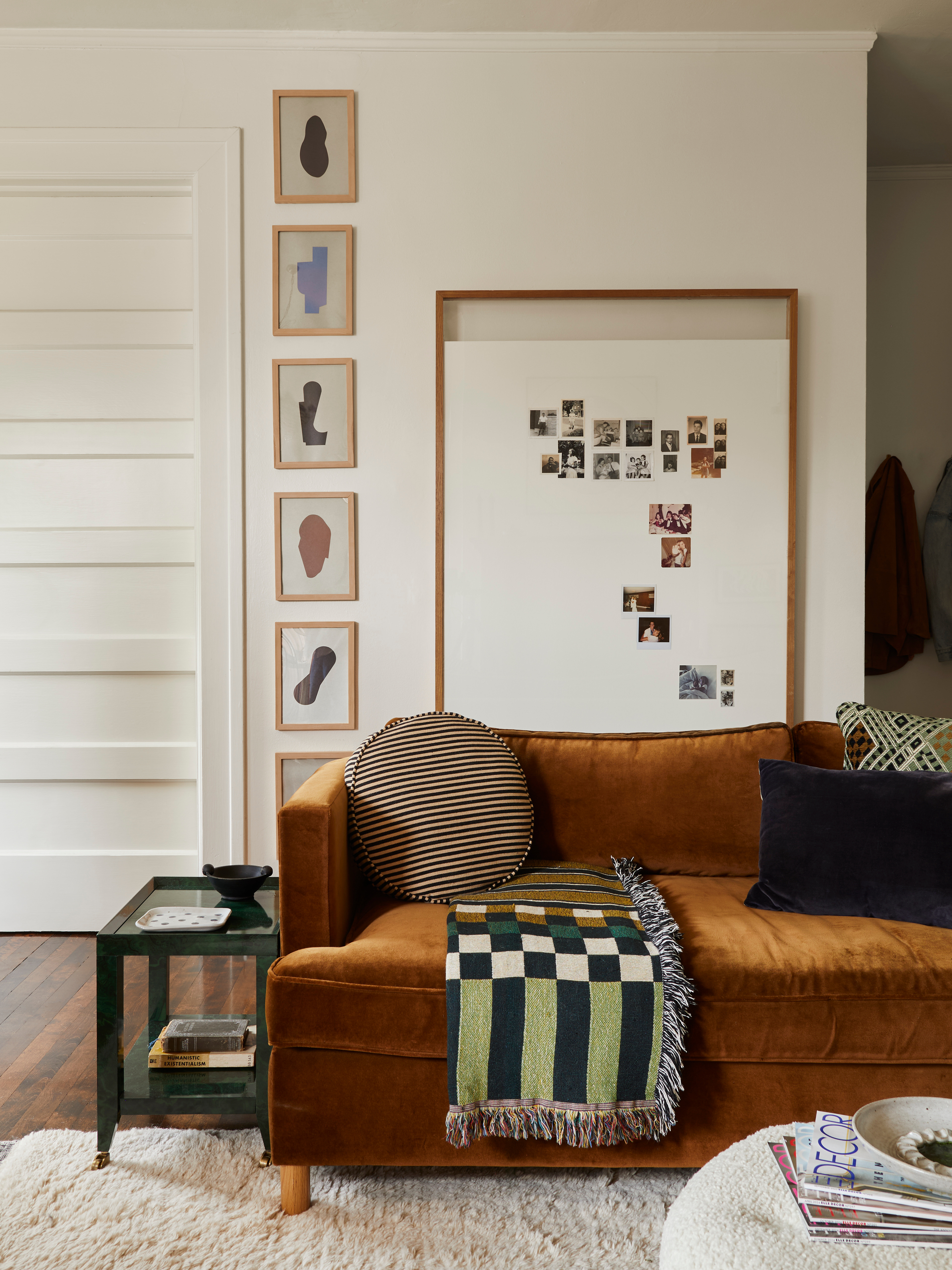 mid century modern minimalistic living room details 