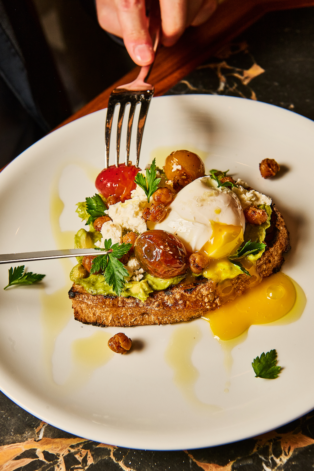the best seattle based food and beverage photographer Sarah Flotard gourmet paramount club avocado egg toast with tomatoes