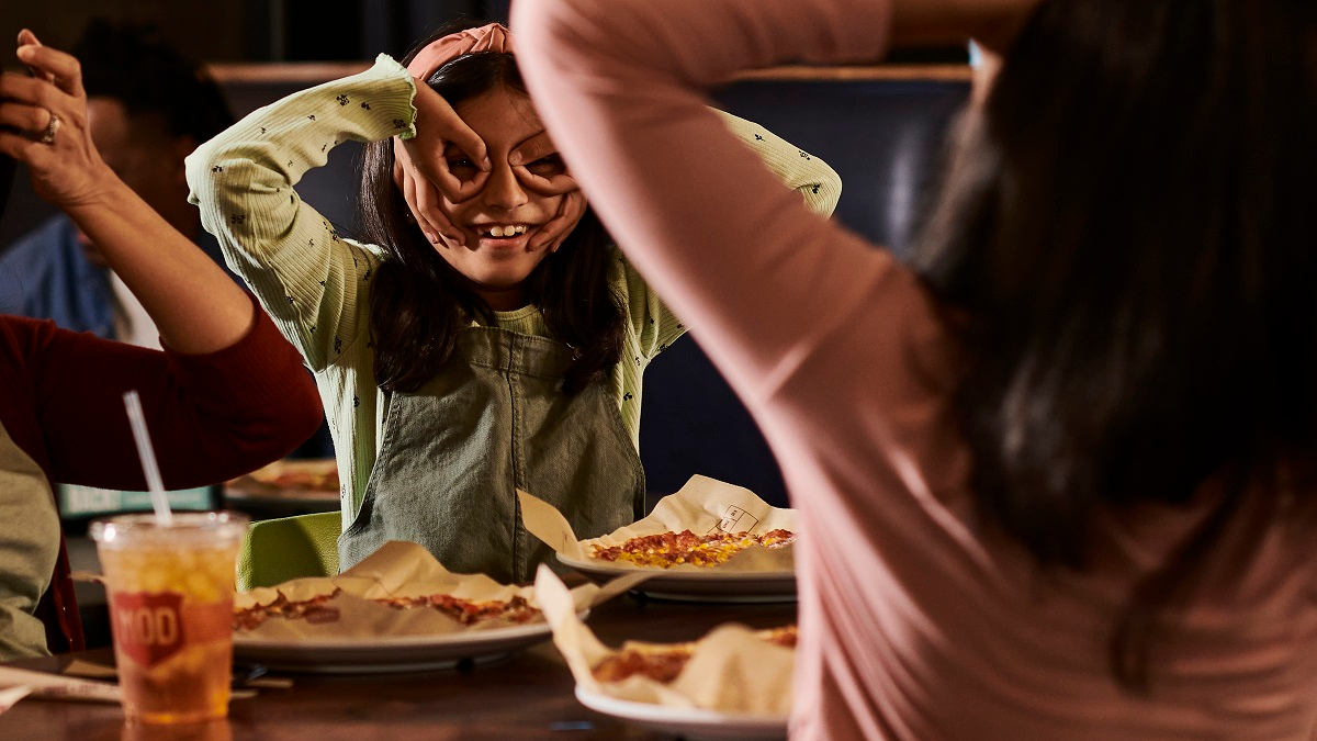 SHOT05_DINING-ROOM_EatingAtMOD-MaskOff_1832.jpg