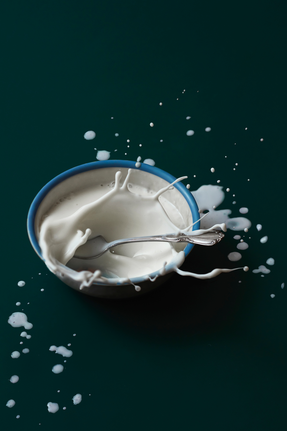action shot bowl of milk, food photography seattle, milk photography Seattle, white bowl with blue trim, action still Farm fresh milk, Liquid in motion
