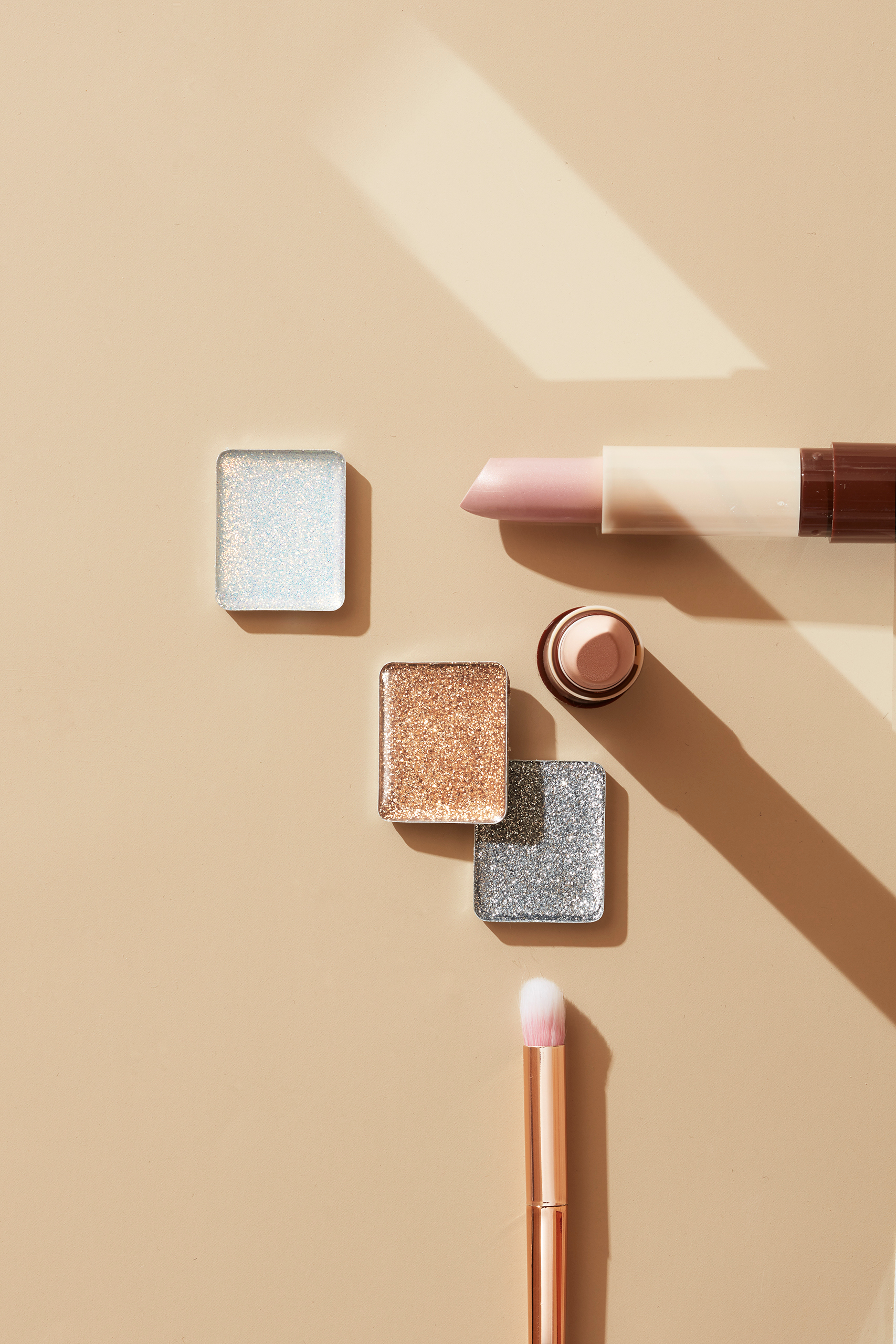 metallic eye shadow and nude lipstick 