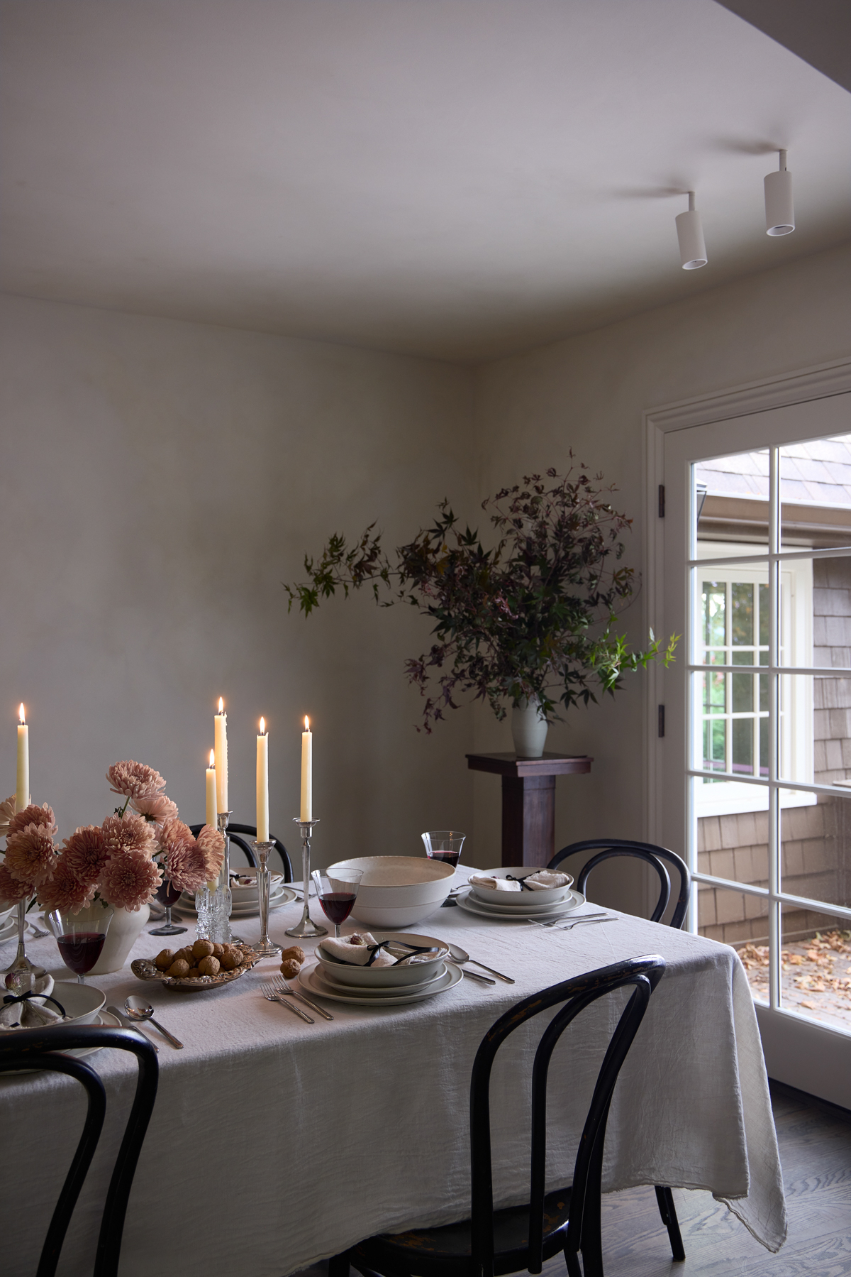 standard affair holiday table setting 