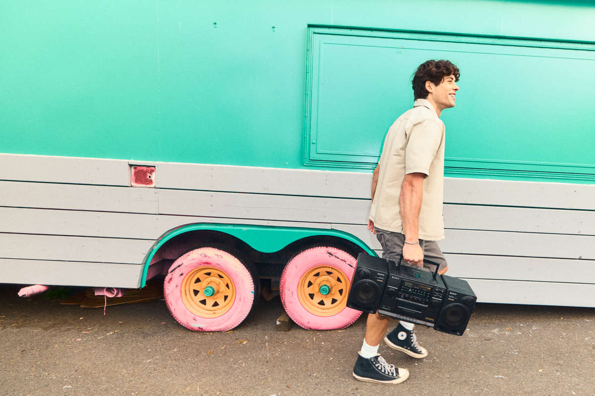 gen z style, gen x style, hip style, converse, boom box, cool style 