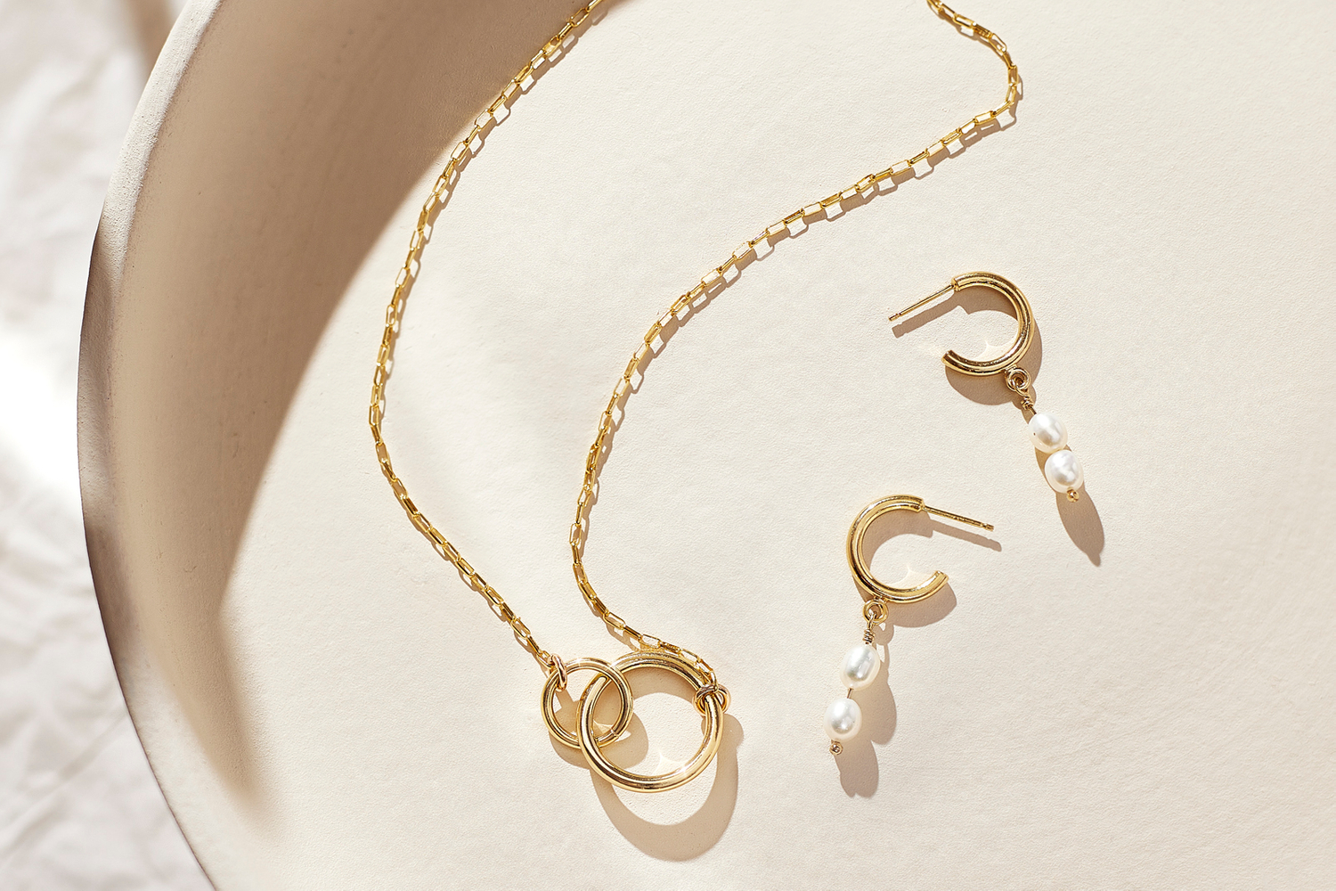 Shiny, fashionable, high end and well designed necklace and earrings Simple and classy composition