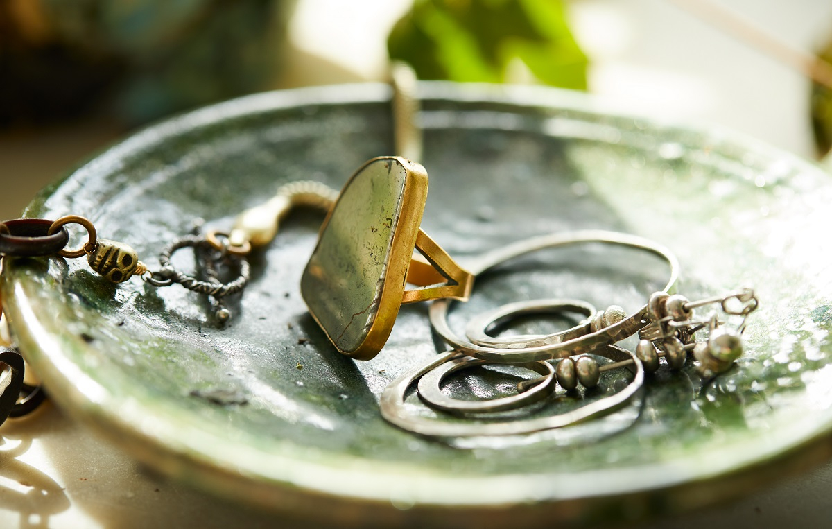 Large rind with green stone 