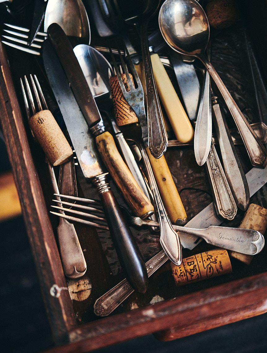 Drawer of utensils 