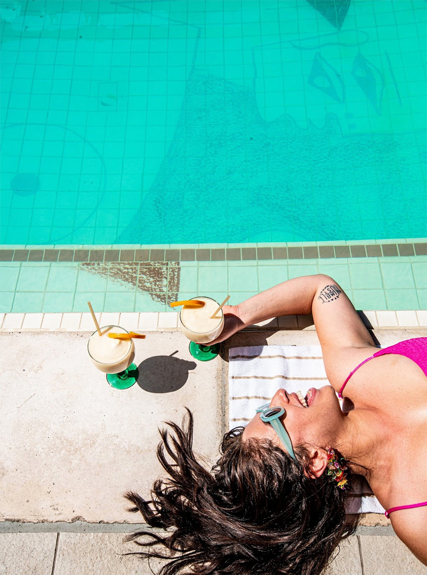 DRINKS BY THE POOL