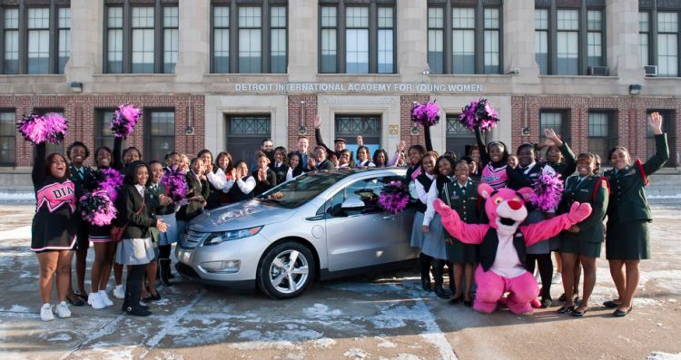 1chevroletvoltauctiondetroitstudentscelebrate01