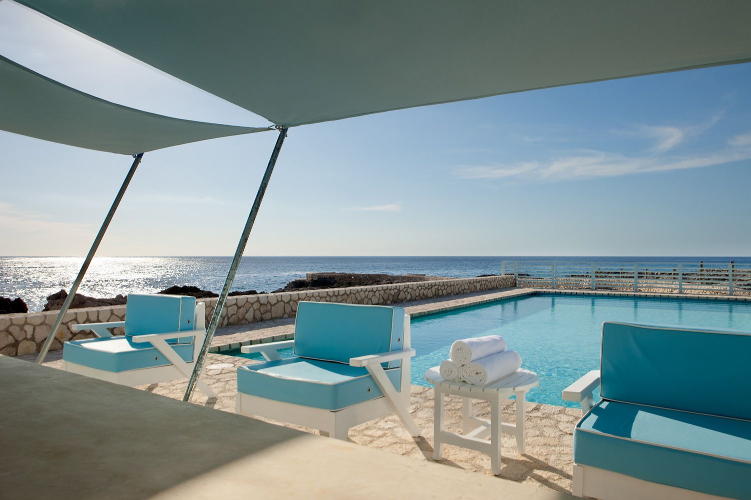 Poolside / Oceanside Bar