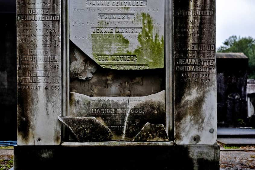 Lafayette cemetary, Garden district Broken grave horizontal