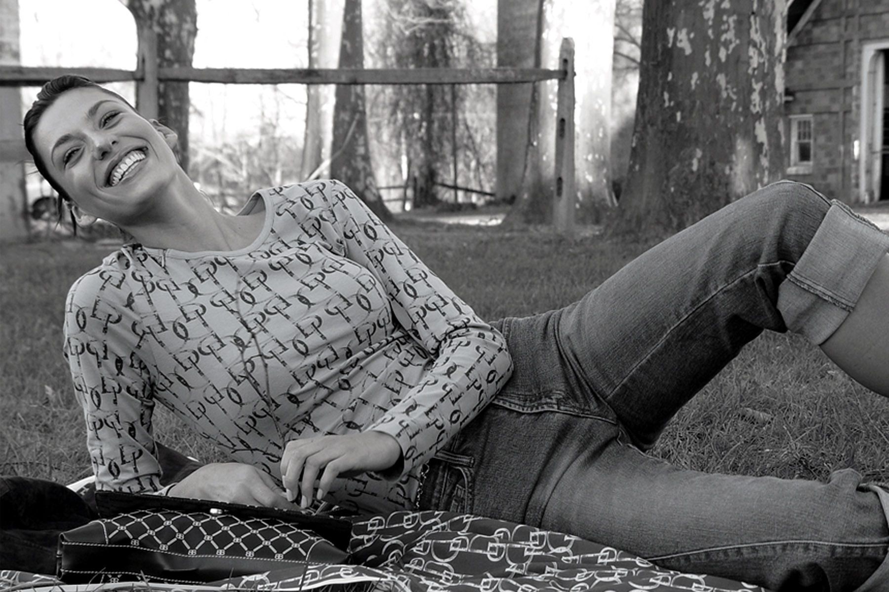 girl in grass for bonjour jeans