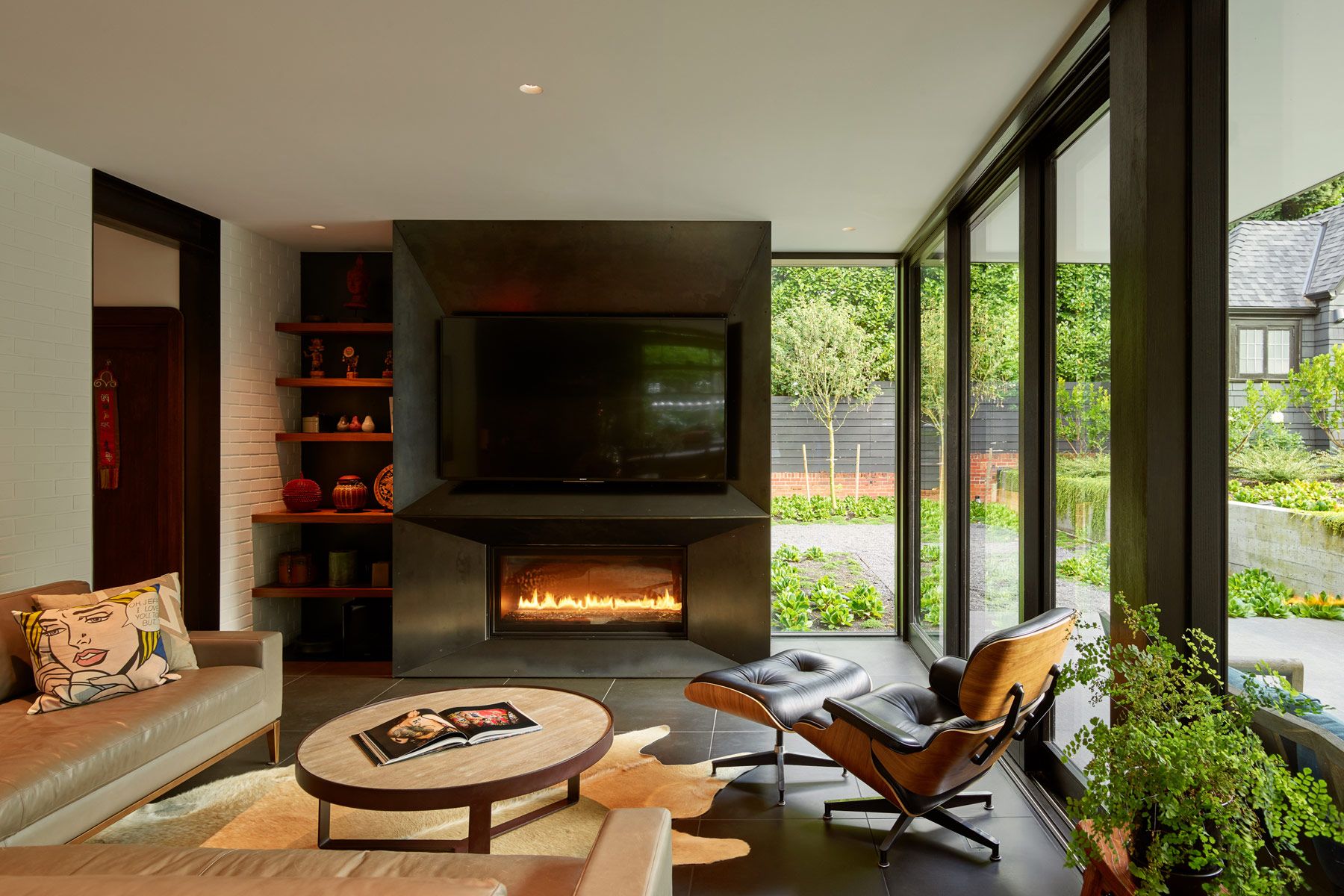 modern fireplace, blackened steel, family room, fireplace, TV, lounge