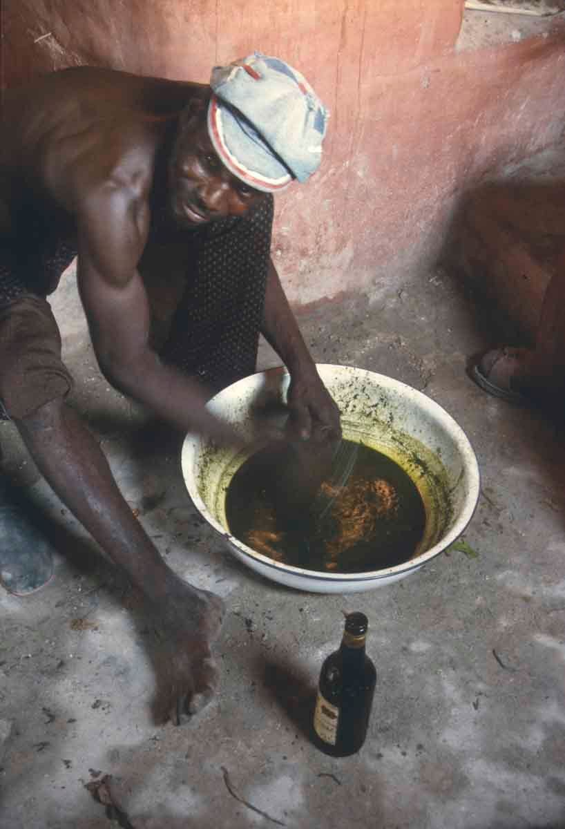 1r20100625_20100625_haiti_makepoison_82_84_0296