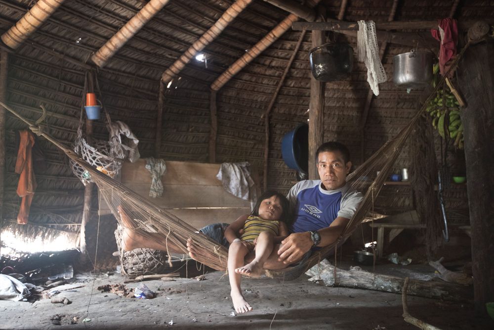 Alsino Marubo (35) and daughter Manichi relax in a hammock. Marubo village of Rio Novo. Amazon
