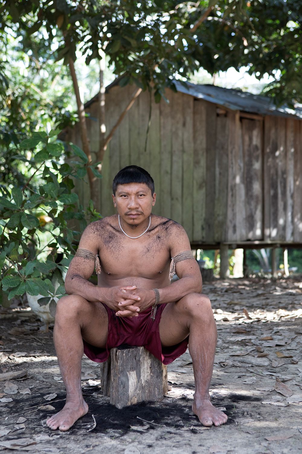 Lëyu Korubo having his hair cut in the villages of São Joaquim. Amazon