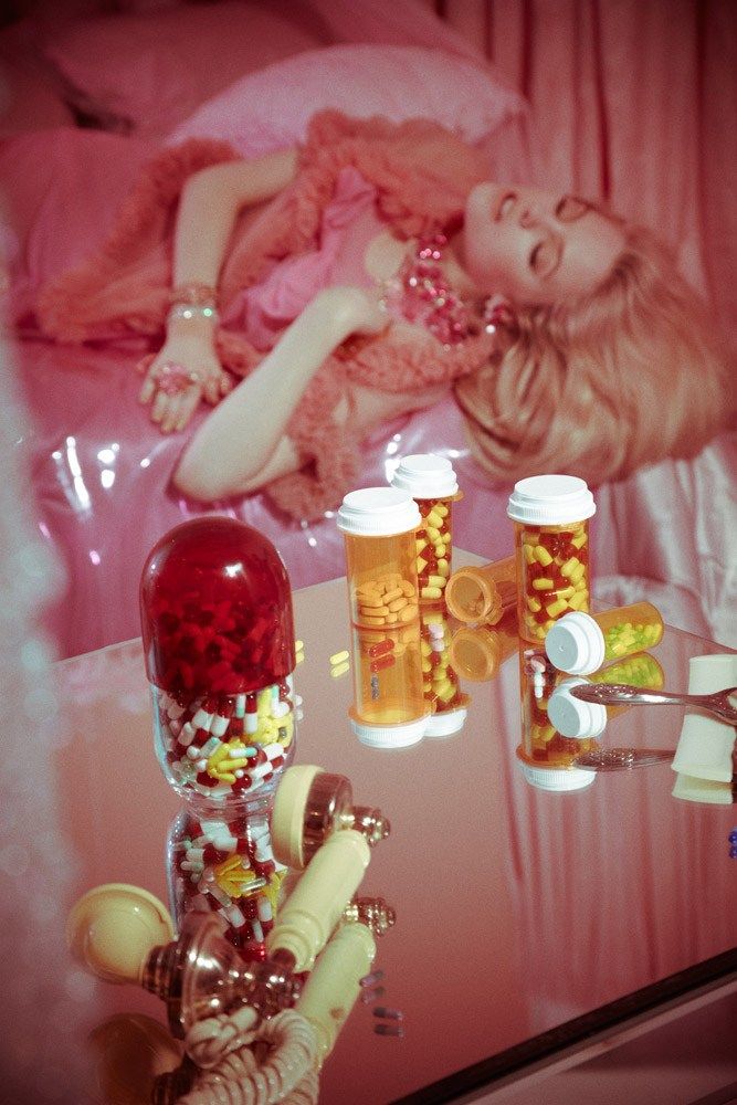 mirror-pills-bedroom-valley-of-the-dolls.jpg