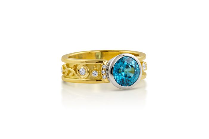 18k yellow gold with 18k white gold setting, blue zirkon, diamonds VS/F. 2-TONE BLUE ZIRKON RING