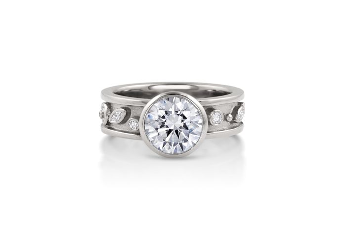 18k white gold, diamonds VS/F, sizable. 3 CARAT DIAMOND PASSION RING