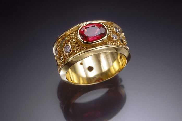 18k yellow gold with granulation, ruby and diamonds VS/F. RUBY PASSION RING