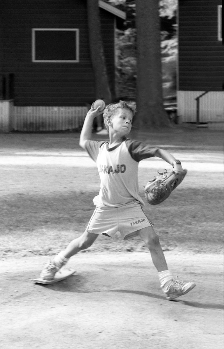 1boy_playing_baseball