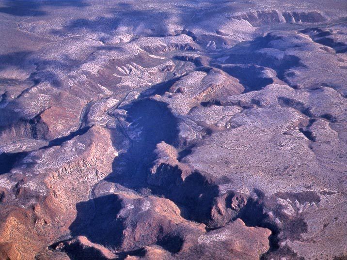 La Sierra de San Francisco es una cordillera volcánica en la que se combinan elevaciones rocosas, llenas de vegetación semidesértica, y profundos cañones con palmeras y bosques de mezquite. En sus entrañas resguarda más de 300 sitios con pinturas rupestres.