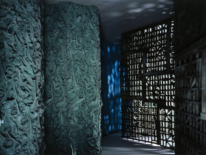 Sin Título (Agencia de viajes) Rótterdam, 2001. Madera, resina y polvo de bronce, 825 x 745 cm. Colección Caixa Galicia, A Coruña. Foto: Kristien Daem