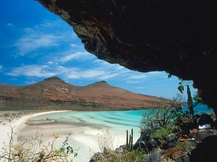 Vista de la playa La Bonanza desde una cueva. En Espíritu Santo existen innumerables cuevas o abrigos rocosos distribuidos en todo el litoral con vestigios de ocupación humana.