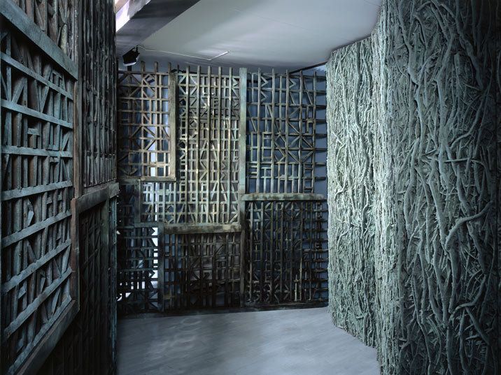 Sin Título (Agencia de viajes) Rótterdam, 2001. Madera, resina y polvo de bronce, 825 x 745 cm. Colección Caixa Galicia, A Coruña. Foto: Kristien Daem