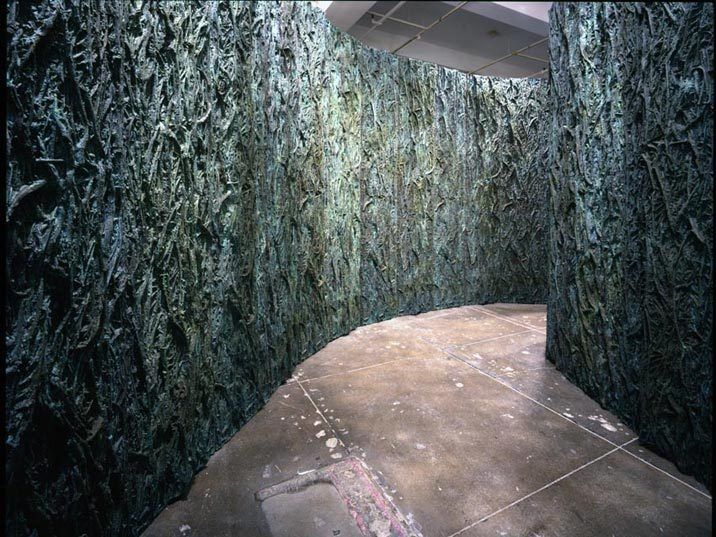 Untitled (Pasillo Vegetal III), 2005. Fiberglass, resina de poliéster y polvo de bronce, dimensiones variables. Foto: Attilio Maranzano, cortesía Galería Marian Goodman, Nueva York.