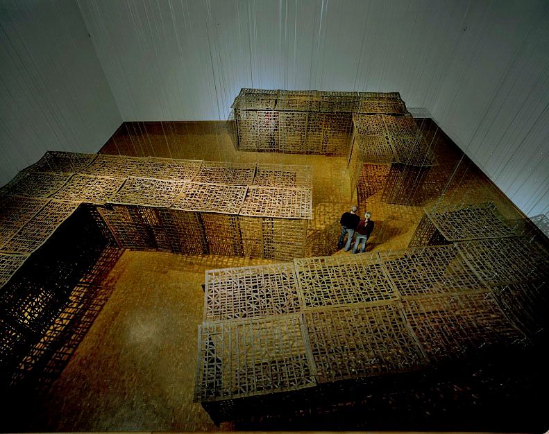 Three Suspended Corridors, 2006. Hierro dulce trenzado y cables de acero, dimesiones variables. Ludwig Múzeum, Colonia. Foto: Attilio Maranzano.