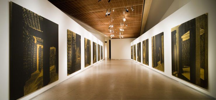 Secuencia (Fuga a 6 voces), 2007. 12 serigrafías sobre seda. Instalación Fundación Banco Santander, Madrid. Foto: Luis Asin.