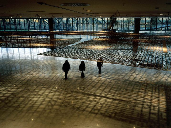 Passatge de coure, 2004. Hierro dulce trenzado y cables de acero, 15 x 30 m. Centre de Convencions Internacional de Barcelona, Barcelona. Foto: Kristien Daem