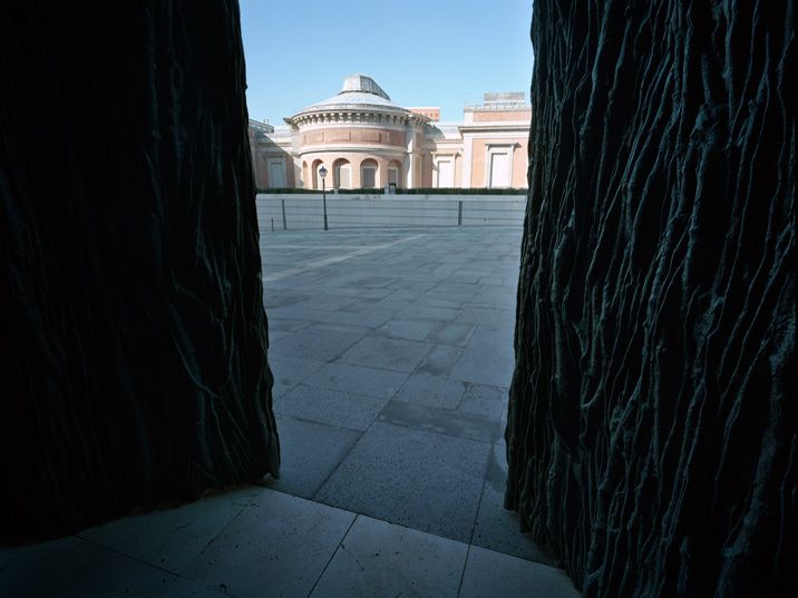 Entrada-Umbral Museo Nacional del Prado, 2006-2007. Bronce y mecanismo hidráulico, 600 x 840 x 350 cm. Museo Nacional del Prado, Madrid. Fotos: Attilio Maranzano.