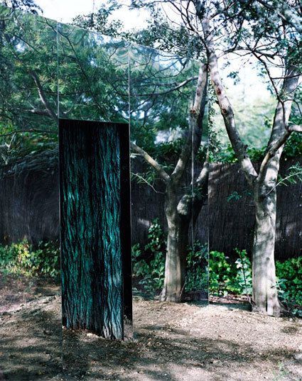 Double Vegetation Room, 2006. Resina de poliéster, polvo de bronce y acero inoxidable, 385 x 600 x 420 cm. Foto: Javier Salas, cortesía Galería Marian Goodman, Nueva York.