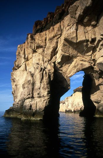 Los arcos rocosos marítimos son formaciones frecuentes en el Golfo de California. La erosión que ocasiona el golpeteo constante del mar sobre las rocas, da lugar a formaciones arquitectónicas perfectas que, además de sorprendentes, poseen una belleza inigualable.
