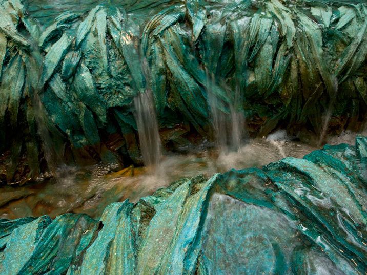 Detalle de Towards the Bottom, 2009. Madera, hierro, resina, polvo de bronce , agua y mecanismo hidráulico y eléctrico, 12 x 9 m. Foto: Dario Tetamanzi.