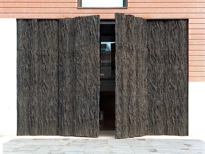 Entrada-Umbral Museo Nacional del Prado, 2006-2007. Bronce y mecanismo hidráulico, 600 x 840 x 350 cm. Museo Nacional del Prado, Madrid. Fotos: Attilio Maranzano.