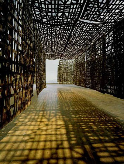 Detalle de Three Suspended Corridors, 2006. Hierro dulce trenzado y cables de acero, dimensiones variables. Ludwig Múzeum, Colonia. Foto: Attilio Maranzano.