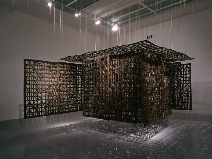 Untitled (Pavillion Suspended in a room I), 2005. Hierro dulce trenzado y cables de acero, 235 x 470 x 370 cm. Colección Tate Modern, Londres . Foto: Andrew Dunkley y Marcus Leith.