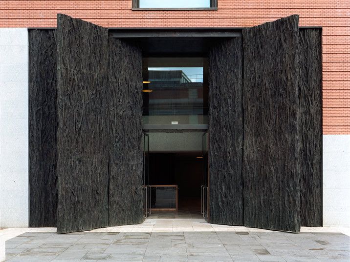 Entrada-Umbral Museo Nacional del Prado, 2006-2007. Bronce y mecanismo hidráulico, 600 x 840 x 350 cm. Museo Nacional del Prado, Madrid. Fotos: Attilio Maranzano.
