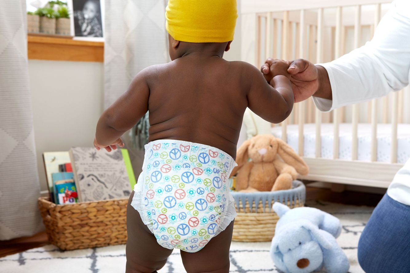 2020-Baby-DiaperStage5-BabyBParentHolding-1530.jpg