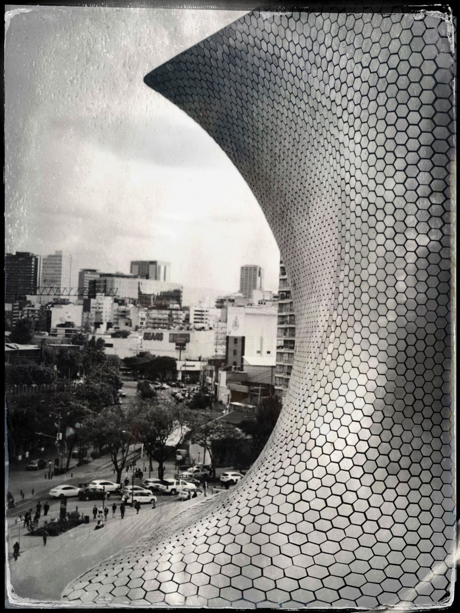 Museo Soumaya dwarfs the neighborhood