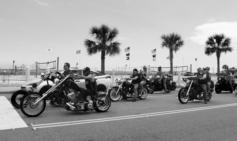 DSC_3714_On the road_MB_BW_W.jpg