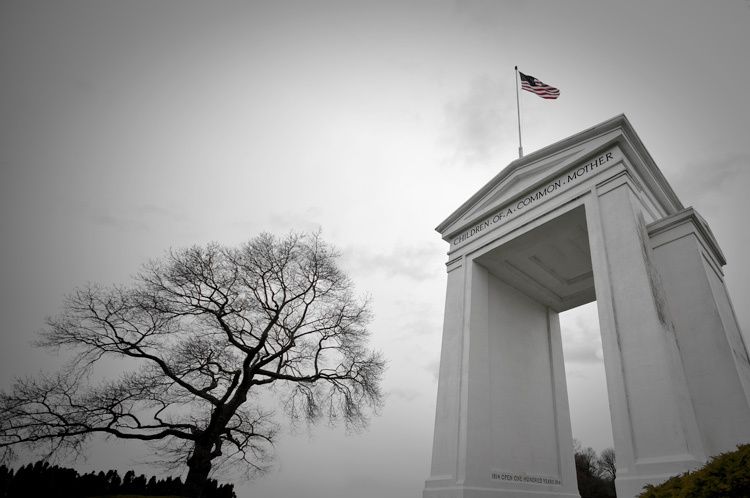 Peace Arch border crossing between Blaine Washington and Vancouver BC 1peace_arch_washington