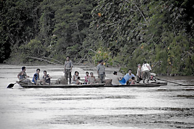 People are very comfortable in dugouts with low freeboard. This group was floating on the Rio Napo near the community of Santa Rosa just upstream from the Amazon 1amazon_boat_community_peru