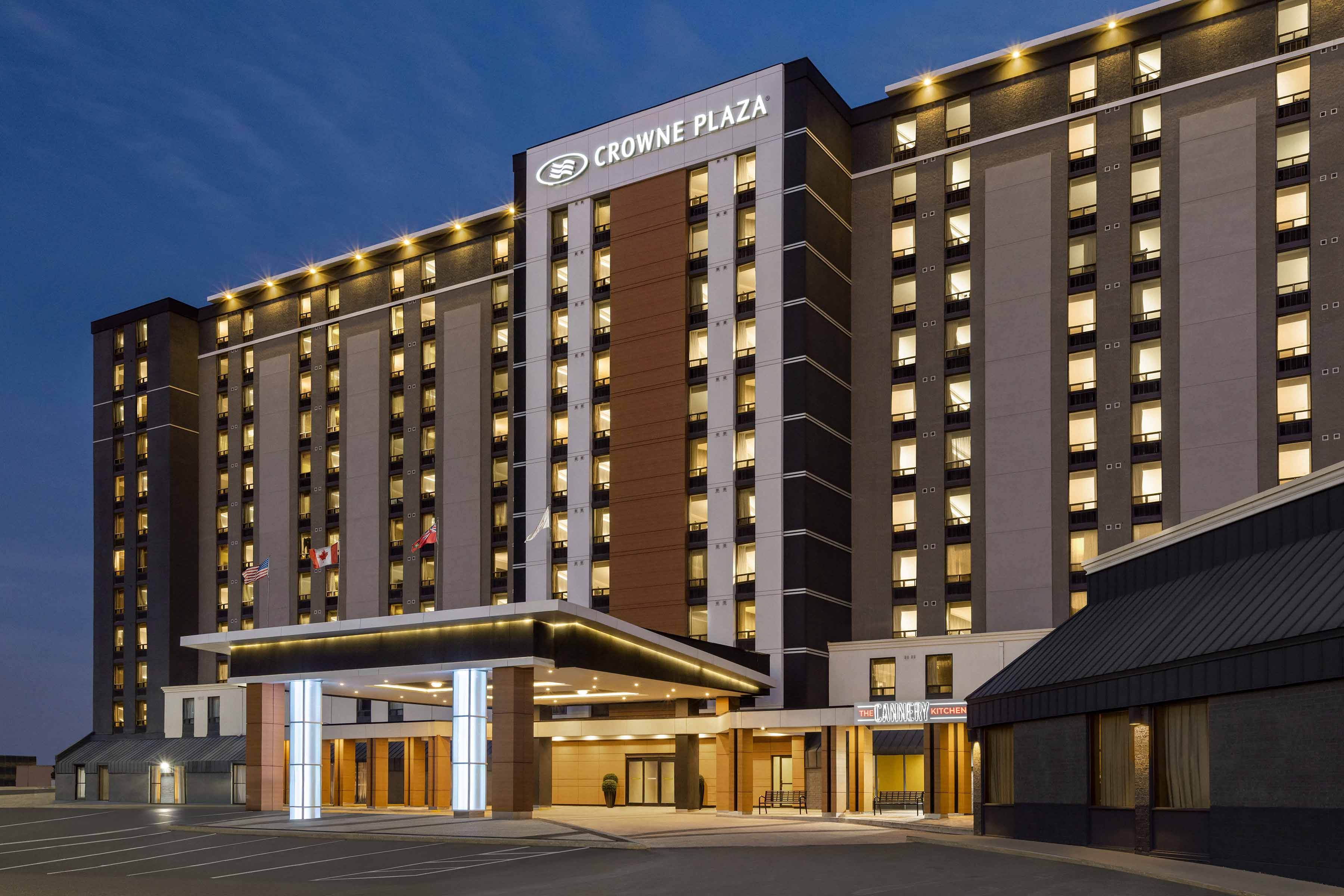 Crowne-Plaza-Toronto-Airport---Exterior-Building-From-Angle---1527009.jpg