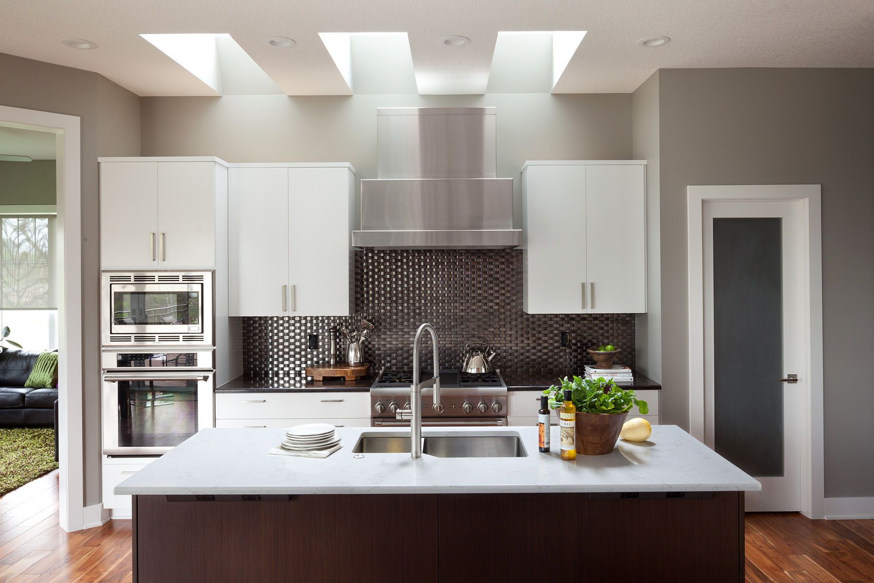 1cambria_des_moines_kitchen_stainless_tile.jpg