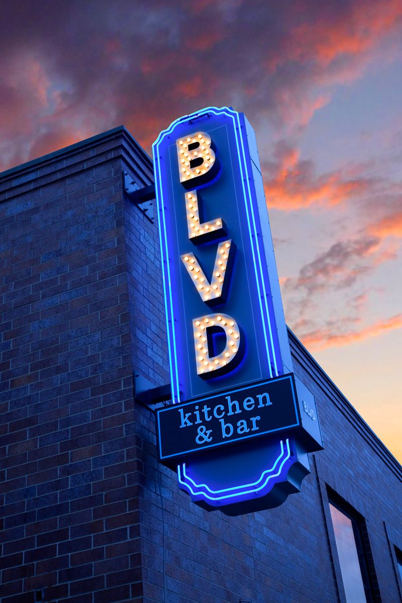 1boulevard_restaurant_sign_deco.jpg