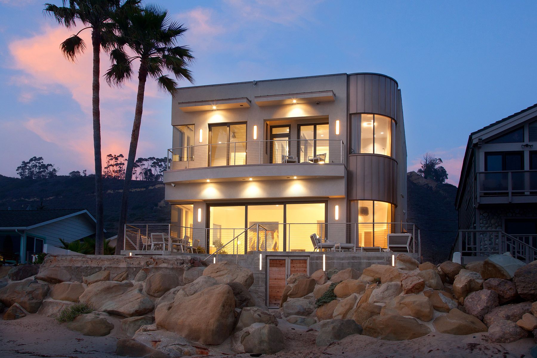 1bryon_cranston_cambria_beachhouse_night.jpg