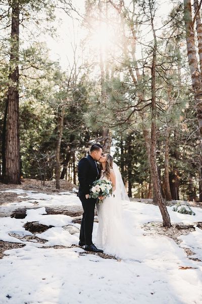 Couple Kissing in the snow.jpg